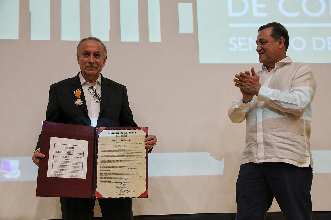 Condecoración en grado de Caballero al maestro Yesid Morales Ramírez.